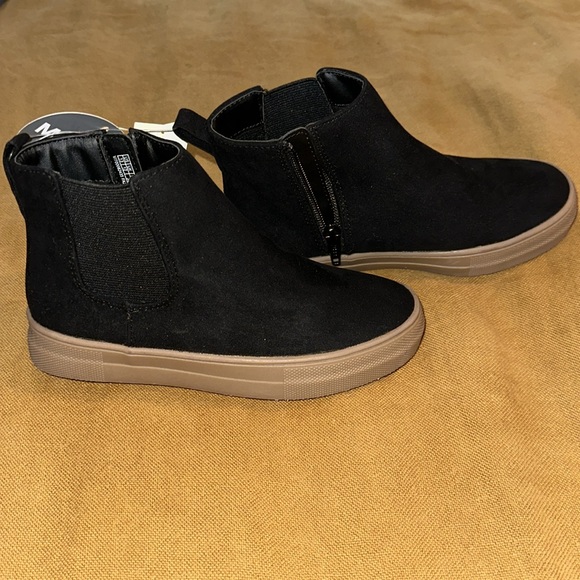GAP black sneaker wedges!!! NWT. Never worn! - Picture 4 of 9